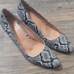 Vionic black white snake skin pattern 2.5" heel shoes size 10